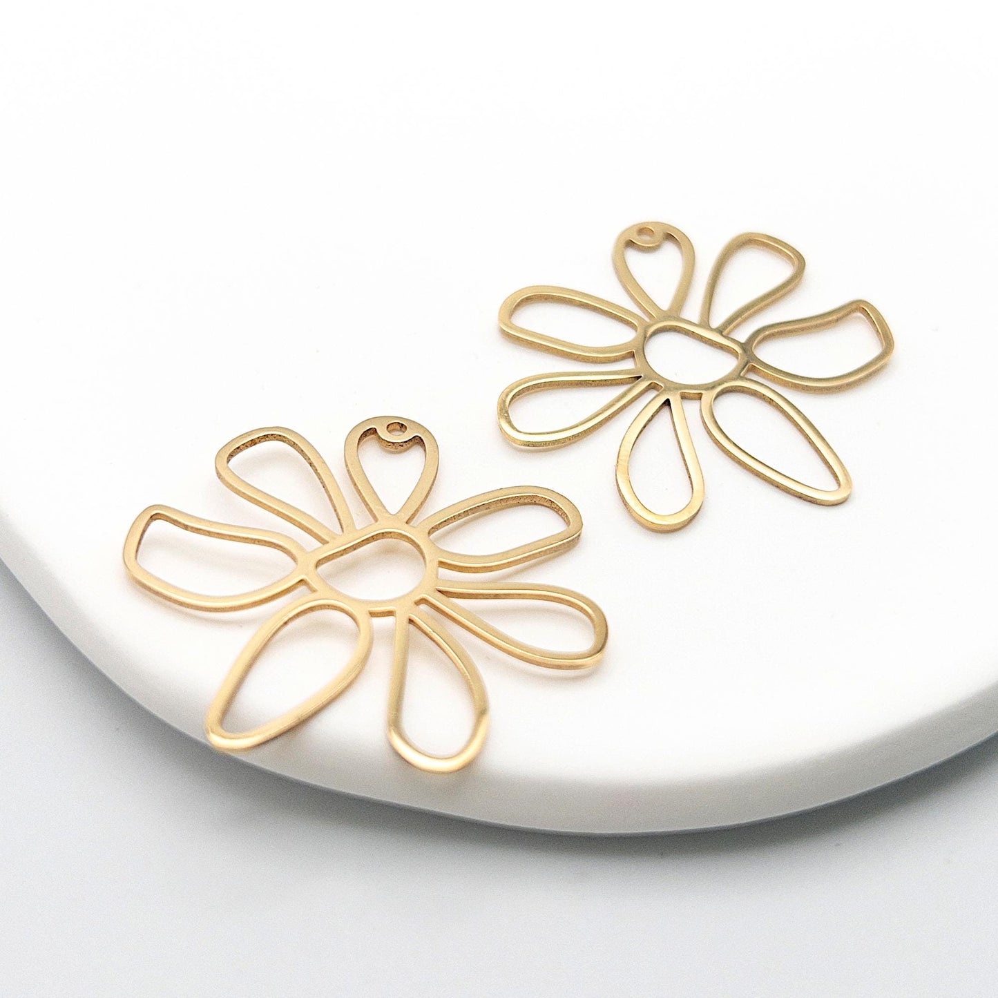 Daisy Flower Charm, 2PC Allergy Free Stainless April Birth Flower Charm in Anti-tarnish Waterproof 18K PVD Gold for DIY Earring & Necklace