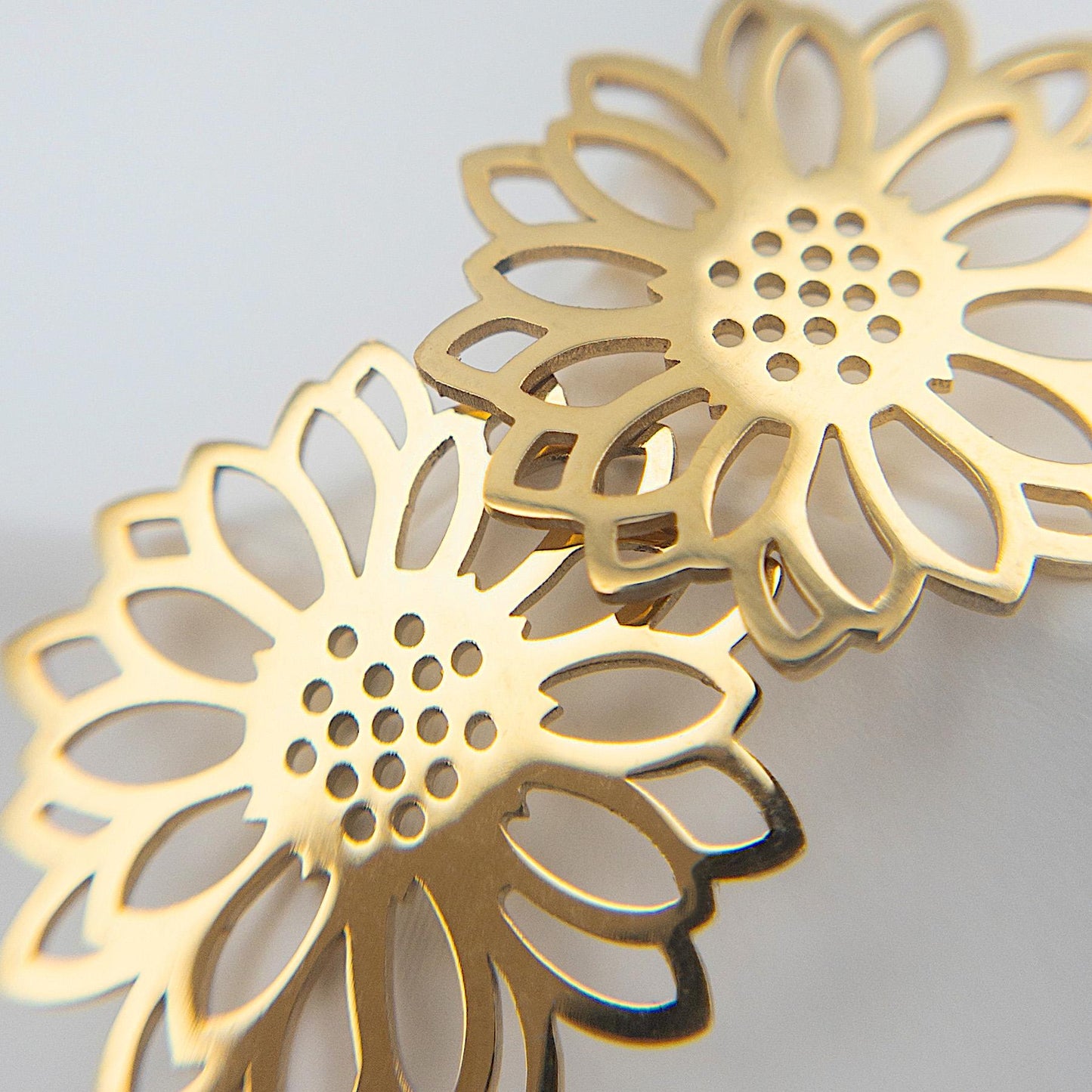 Sunflower Pendant Jewelry Connector, 2PCs+ Open Hypoallergenic Steel Charm in PVD Gold Plating, Nature Charm for Jewelry Making and Crafting