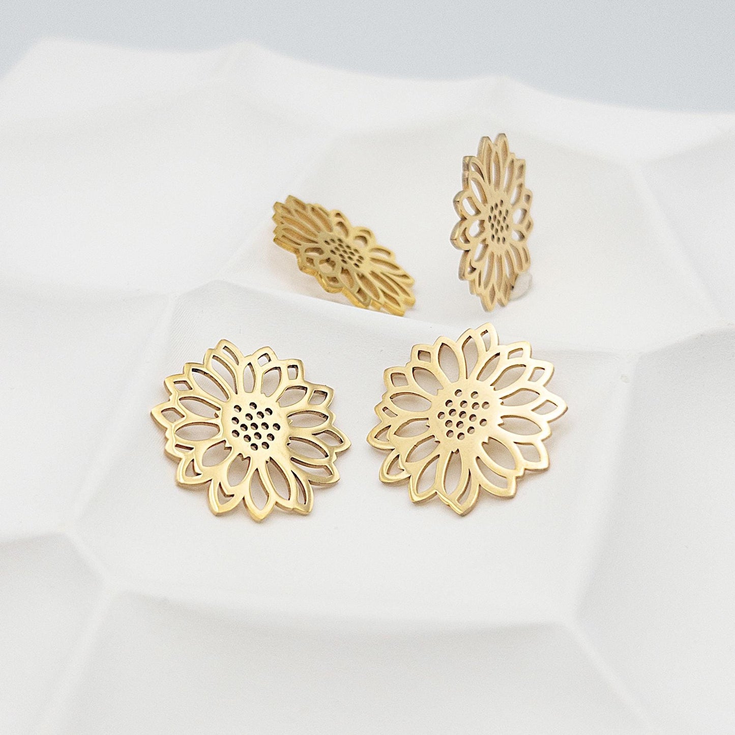 Sunflower Pendant Jewelry Connector, 2PCs+ Open Hypoallergenic Steel Charm in PVD Gold Plating, Nature Charm for Jewelry Making and Crafting
