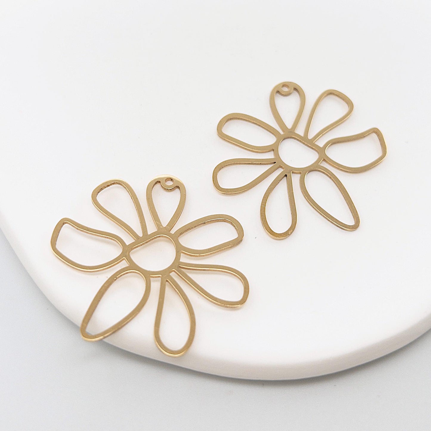 Daisy Flower Charm, 2PC Allergy Free Stainless April Birth Flower Charm in Anti-tarnish Waterproof 18K PVD Gold for DIY Earring & Necklace