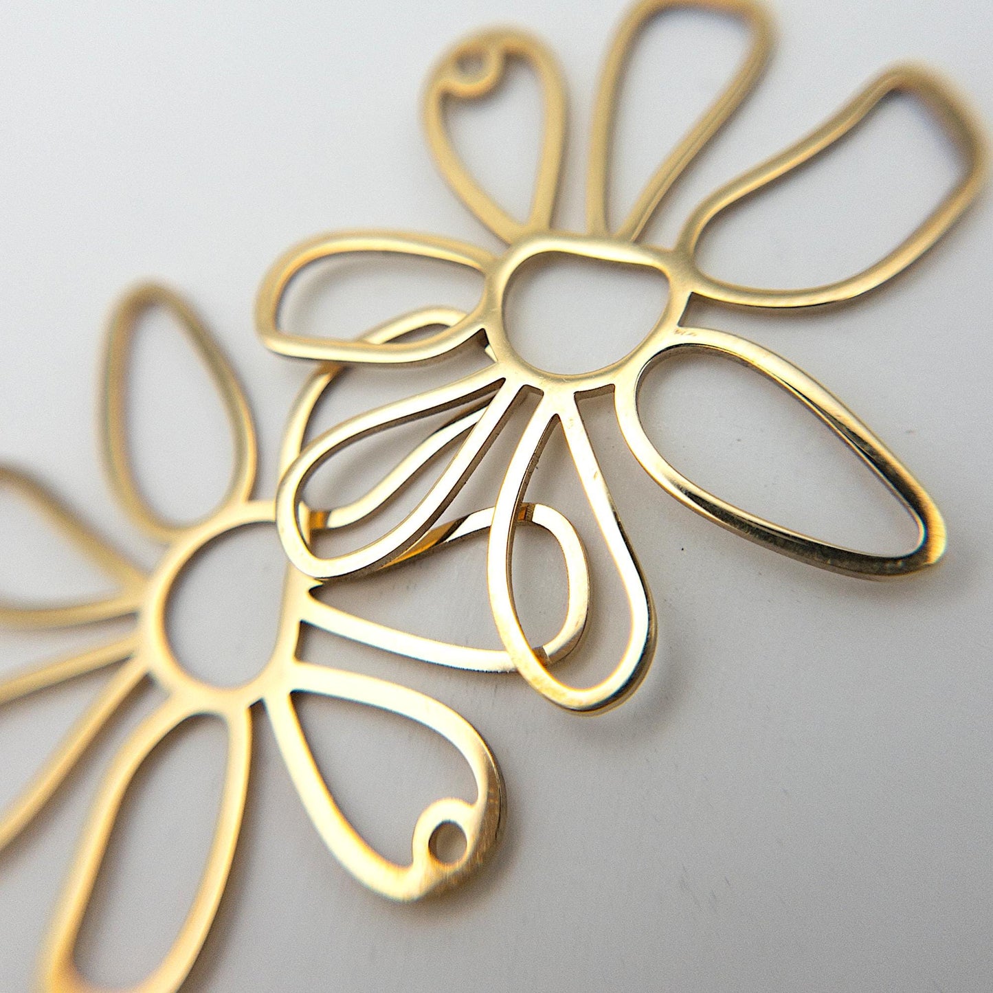 Daisy Flower Charm, 2PC Allergy Free Stainless April Birth Flower Charm in Anti-tarnish Waterproof 18K PVD Gold for DIY Earring & Necklace