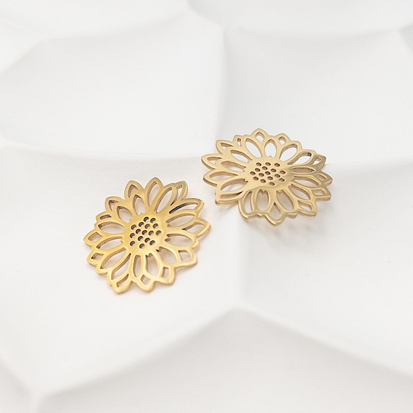 Sunflower Pendant Jewelry Connector, 2PCs+ Open Hypoallergenic Steel Charm in PVD Gold Plating, Nature Charm for Jewelry Making and Crafting